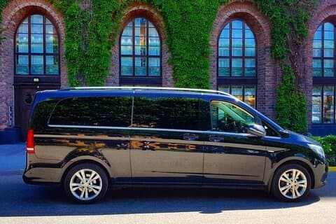 Airport Limousine Transfer: Stockholm City to Arlanda Airport 1-7 Passengers