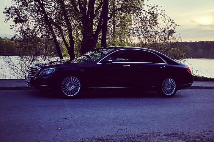 First Class Airport Limousine Transfer: Bromma Airport to Stockholm City
