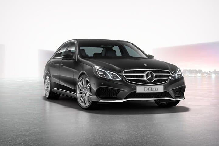 Airport Limousine Transfer: Stockholm City to Arlanda Airport 1-7 Passengers
