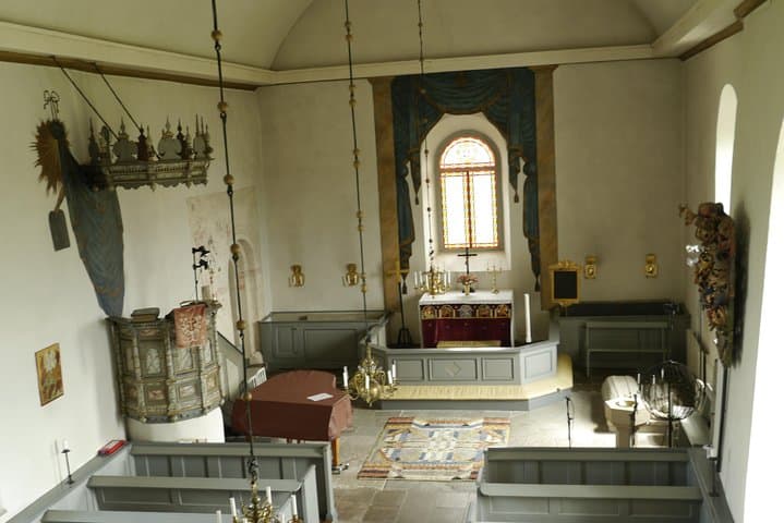 Vada church inside