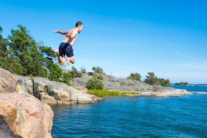 Cliff jumping into the Baltic sea!