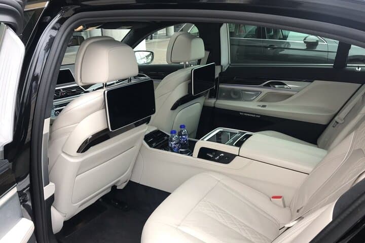 Airport Limousine Transfer: Arlanda Airport to Stockholm City 1-7 Passengers