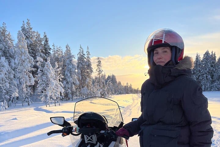 Private snowmobile day tours