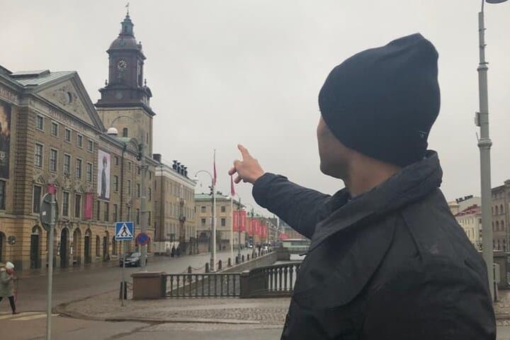 I will point out historical buildings and tell you about their fascinating history