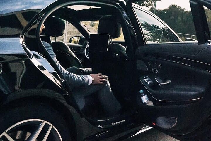 Airport Transfer: Airport ARN to Stockholm by Business Car