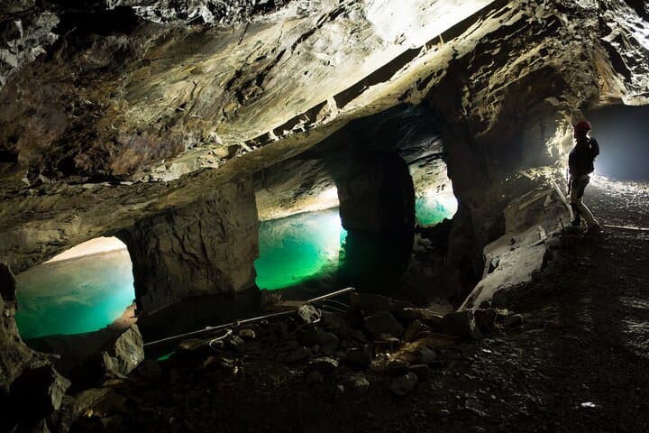 With the help of sound and light, scenes are created in the mine that you would otherwise only experience in movies