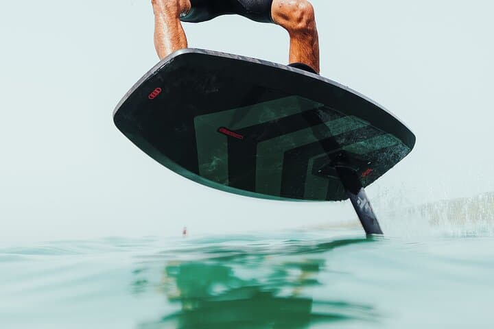 Malmö: E-foil-fly above the water with a electric surfboard