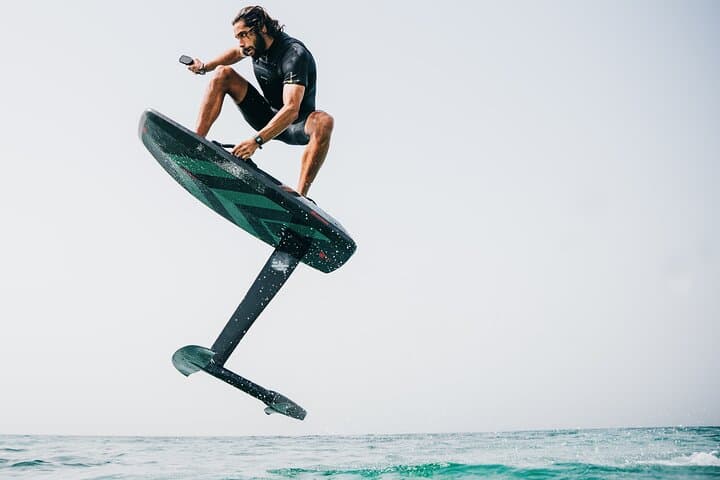 Malmö: E-foil-fly above the water with a electric surfboard