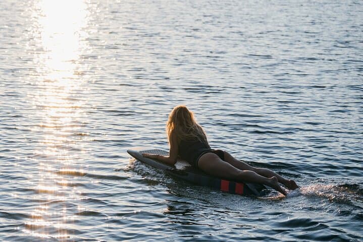 Malmö: E-foil-fly above the water with a electric surfboard