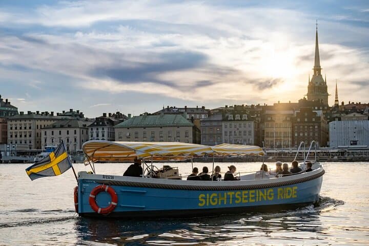Stockholm: 2h Old Town Tour + 1h Silent Electric Boat Cruise