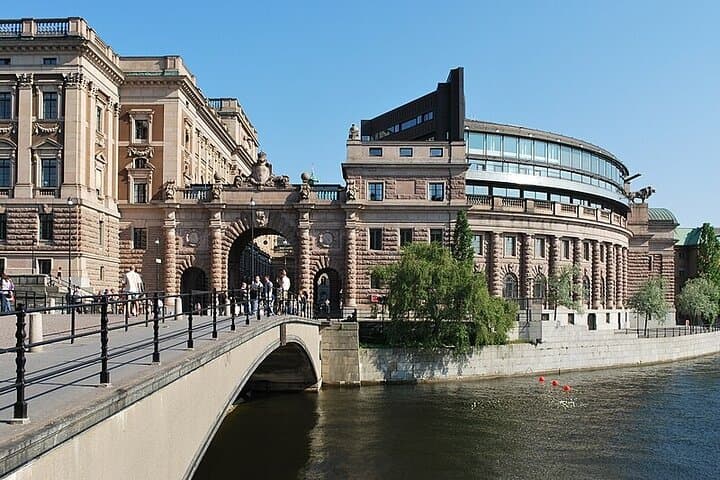 Parliament House/Gordon Leggett/https://commons.wikimedia.org/wiki/File:2011-06-11_02_Parliament_House_of_Sweden_%28Riksdagshuset%29_in_Gamla_Stan,_Stockholm.jpg