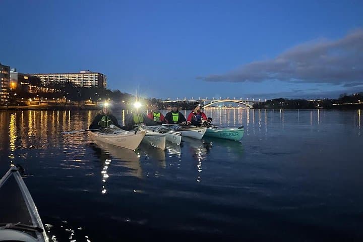 Stockholm by Night: Guided Winter Kayak with Dry Suit