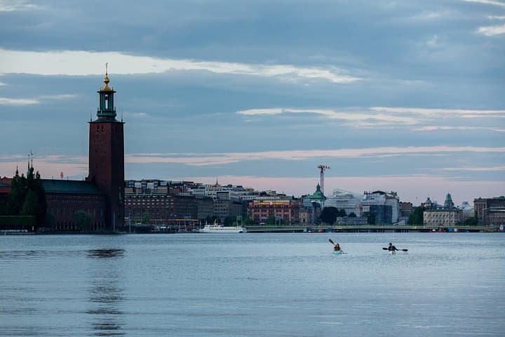 Stockholm by Night: Guided Winter Kayak with Dry Suit