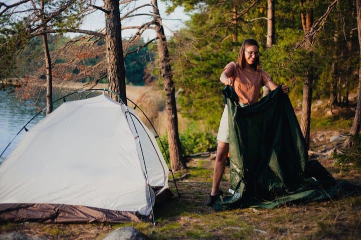 Setting up camp in nature — learn simple kayak-camping routines on our guided 2-day Stockholm Archipelago tour.