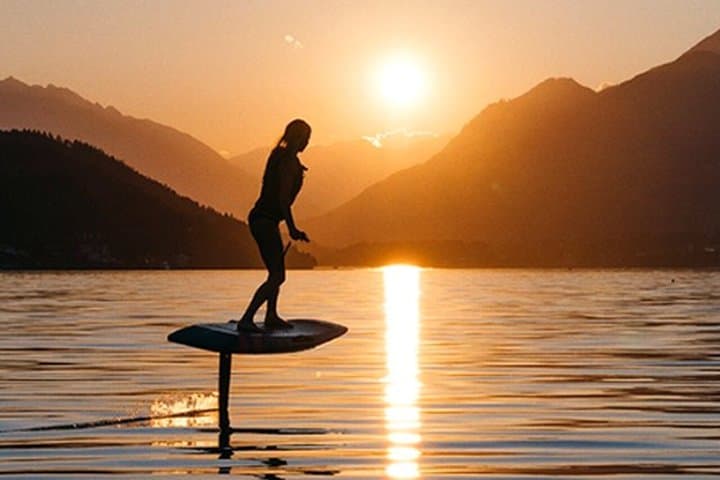 Malmö: E-foil-fly above the water with a electric surfboard