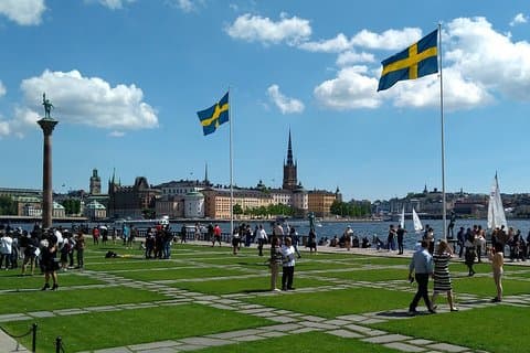 The view from outside City Hall