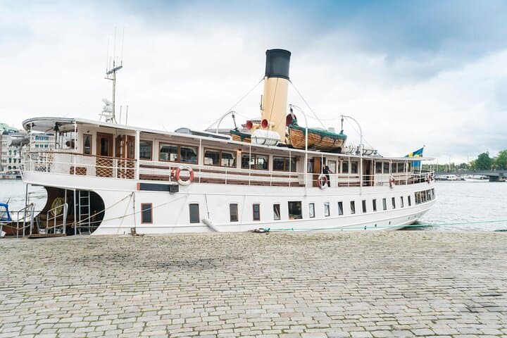 Skip-the-line Drottningholm Palace Stockholm Tour by Ferry