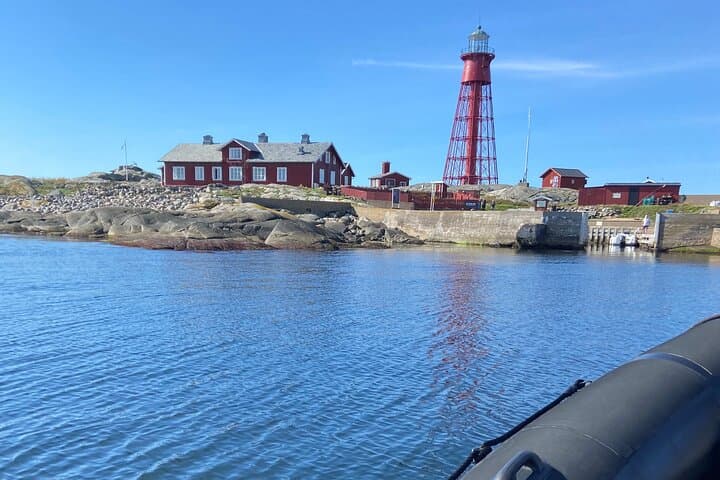 Private boat & captain along with Tour Director to private islands. Awaiting is Champagne and oysters, lunch, tours and wine.