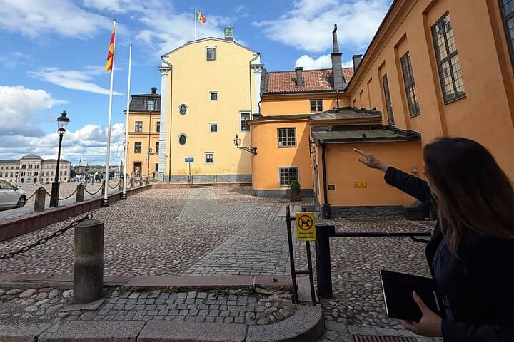 Our guide points out the Finnish Church, celebrating its 300th anniversary, and the neighboring palace – designed by the same architect as the Royal Palace.