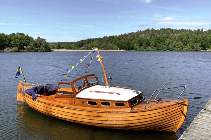 Nature Escape by Classic Wooden Boat